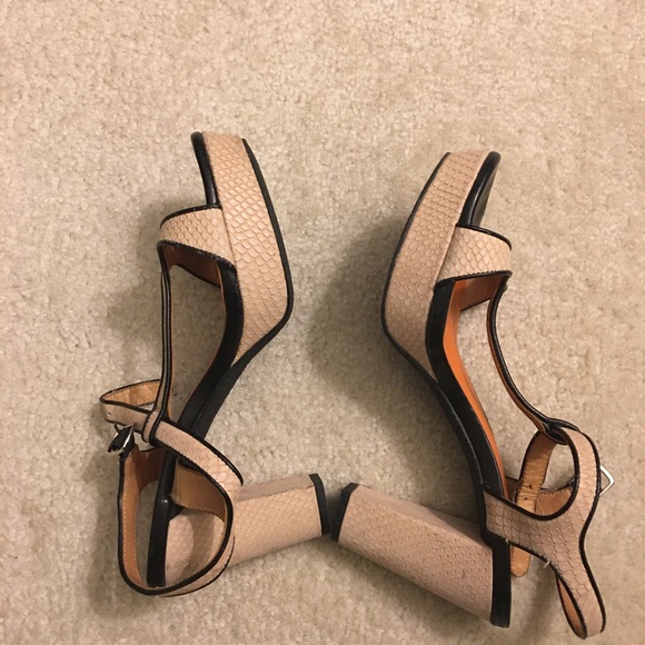 Women’s shoe - Picture 2 of 3